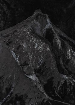 Beata Zuba: Ciemną nocą na szczytach pozostają tylko bliki srebrnego księżyca, 160x100, technika własna na płótnie, 2018